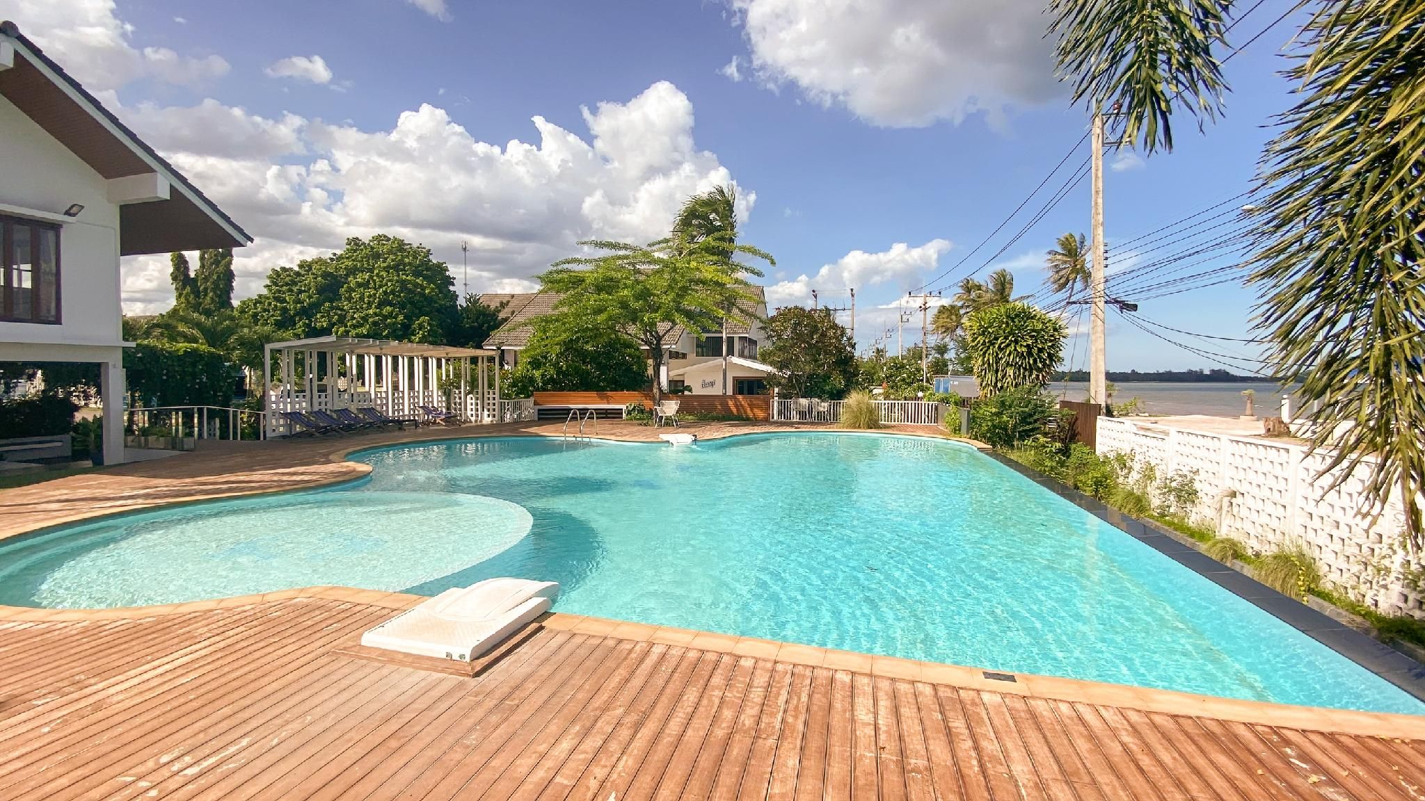 swimming pool [outdoor]