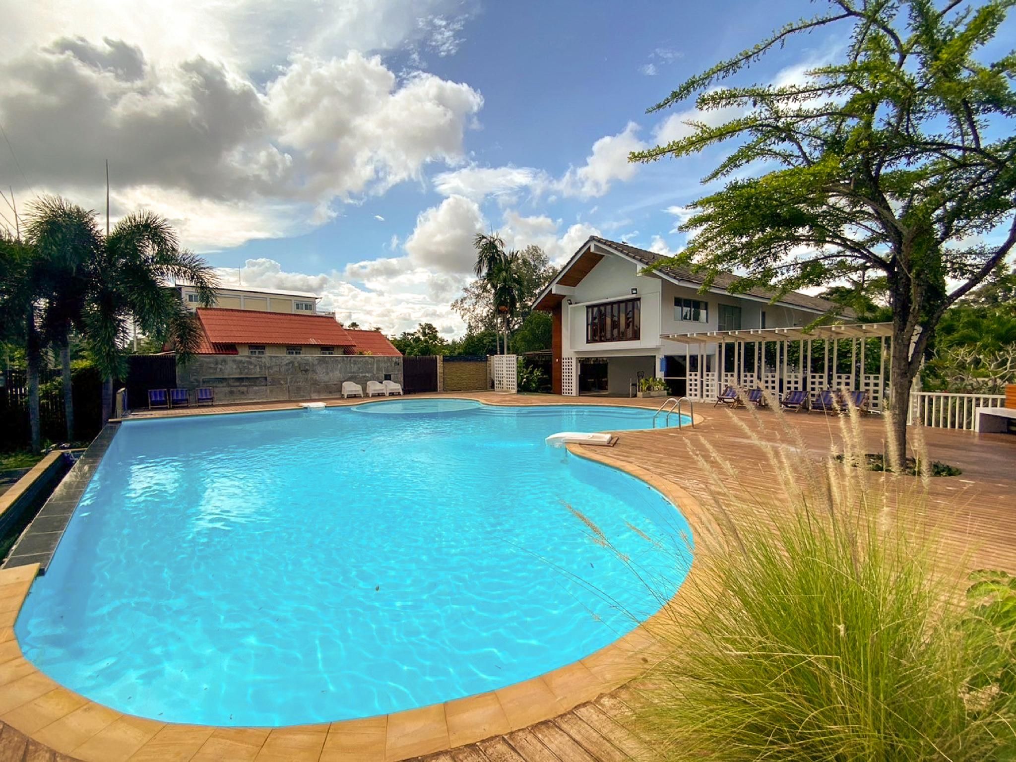 swimming pool [outdoor]