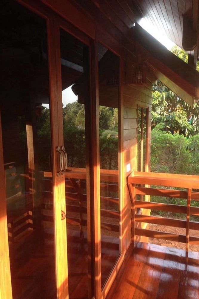 Check In & Chill Out Laem Sok Pier Thai House 2