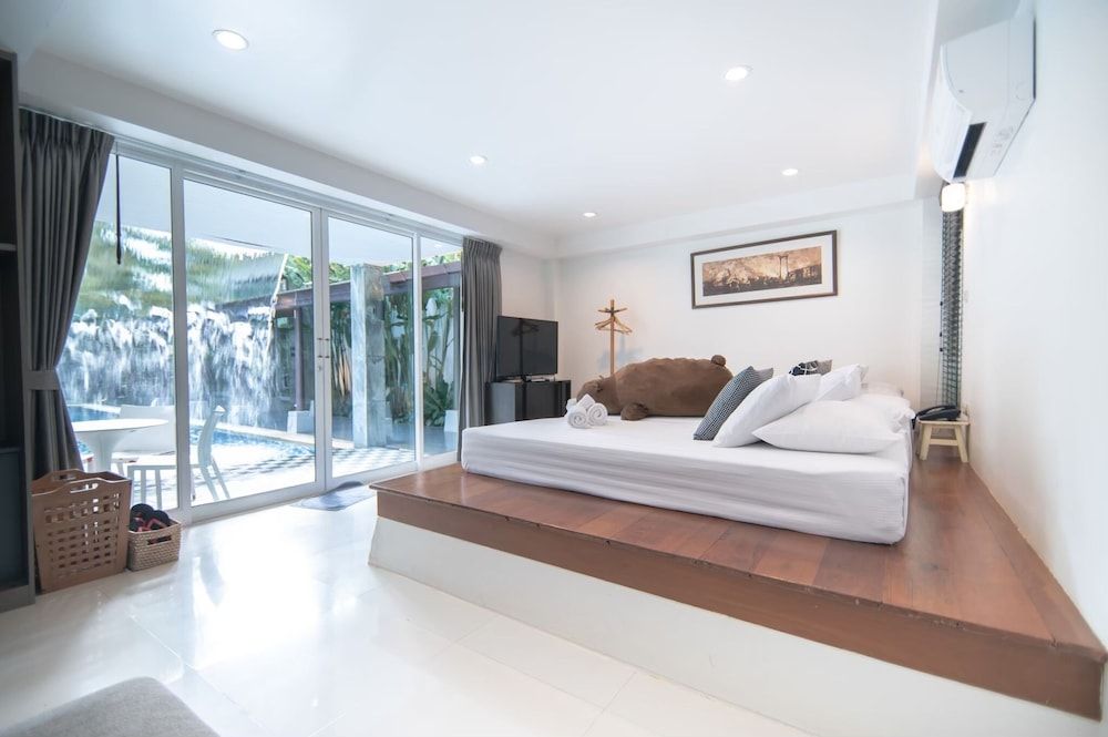 Signature Studio, Poolside