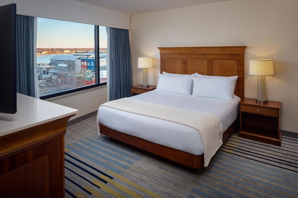 Suite, 1 King Bed, Accessible, Bathtub (Mobility & Hearing, Water View)