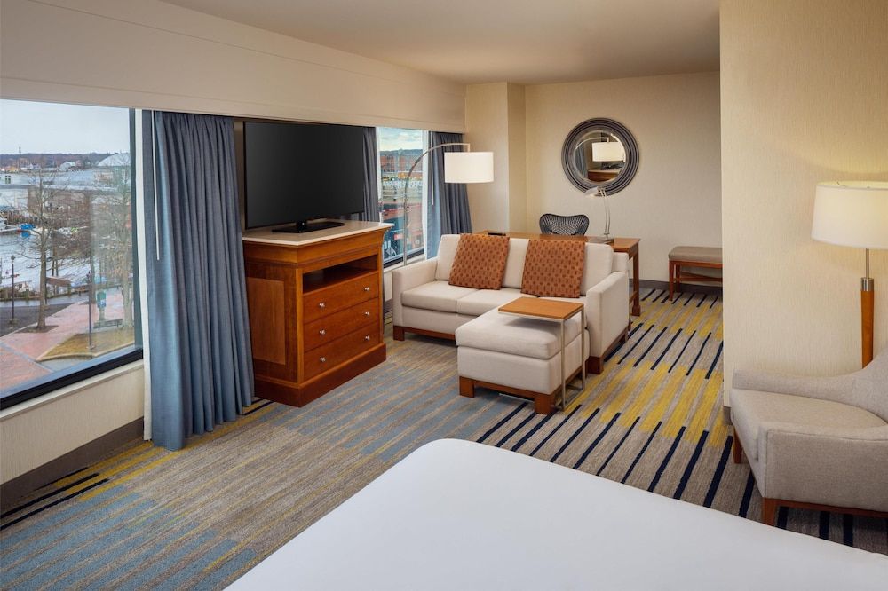 Room, 1 King Bed, Corner (Water View)