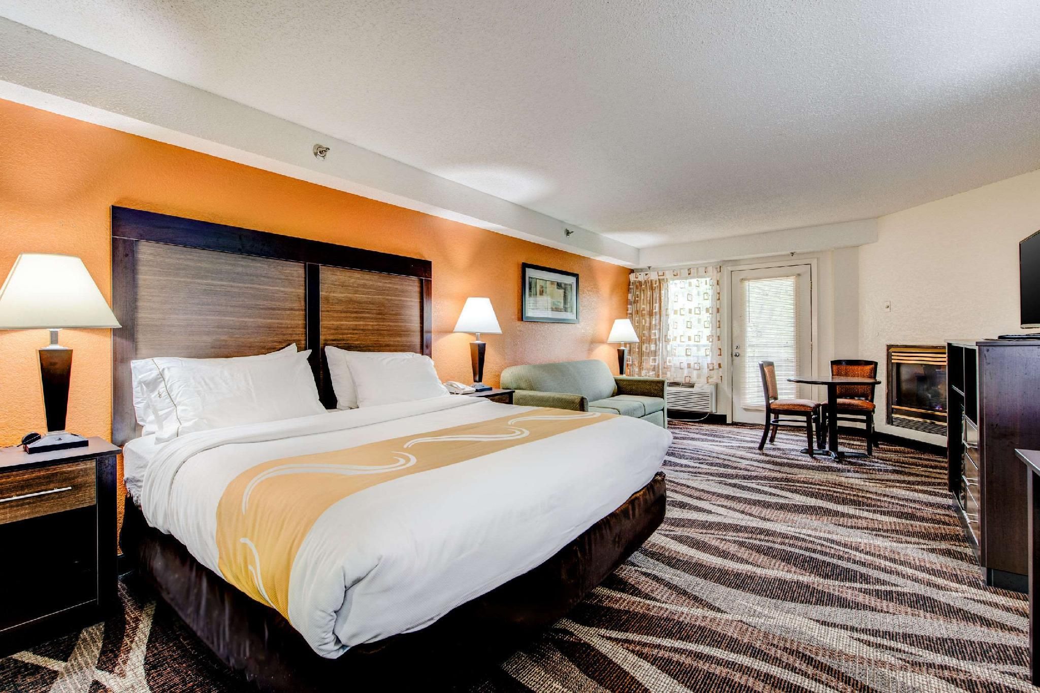 1 King Bed, Nonsmoking