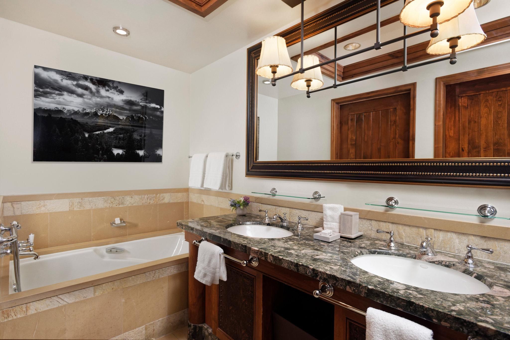 Two-Bedroom Resort Residence - Mountain View King and Two Double