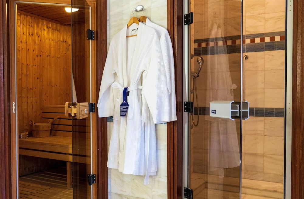 Coral Beach Hotel and Resort Royal Suite, 1 Bedroom, Sauna, Sea View 4