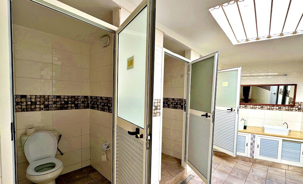 Hotel Paris Triple Room, Shared Bathroom 3