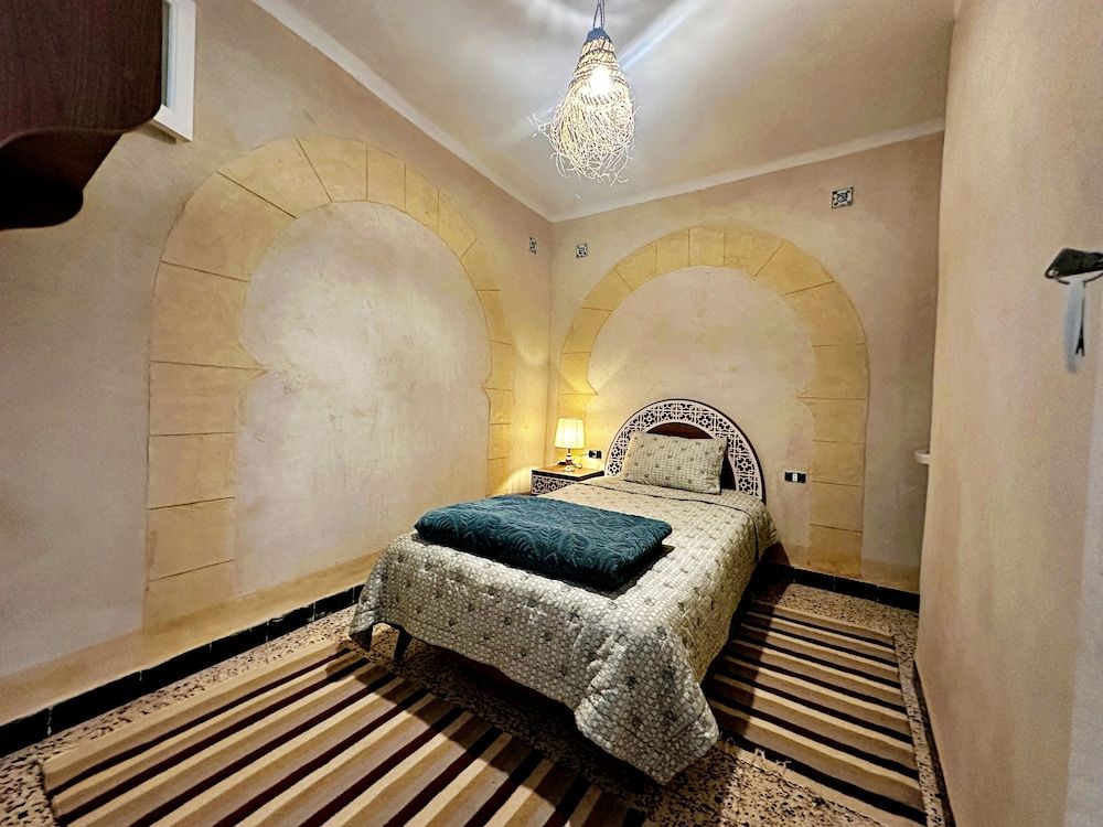 Hotel Paris Single Room, Shared Bathroom 3