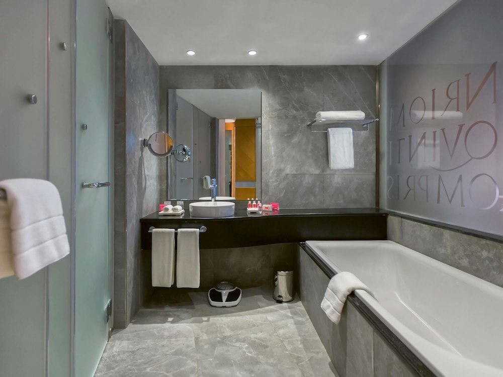 Mövenpick Hotel du Lac Tunis Superior Room, 1 King Bed 3