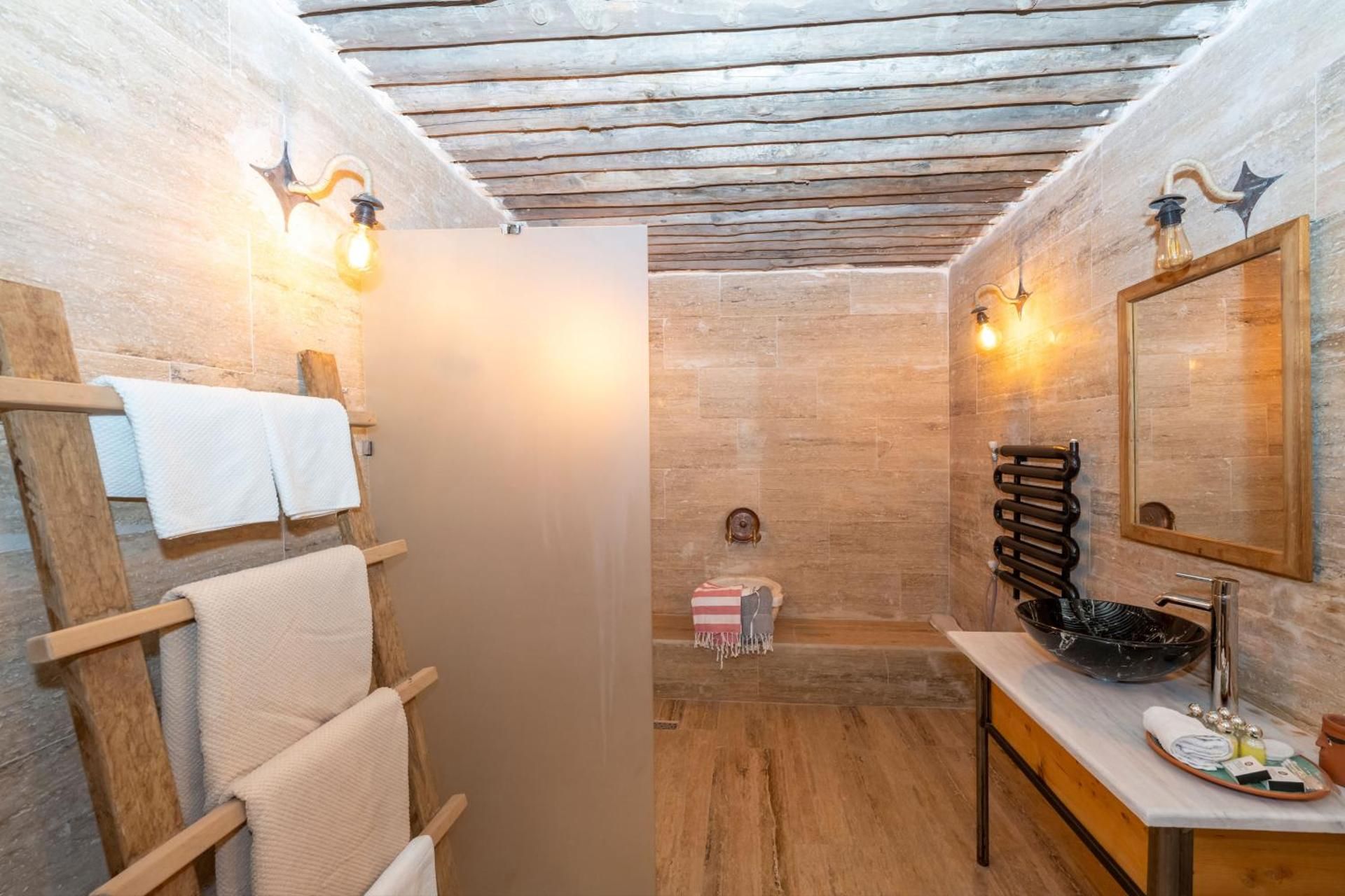 Terracota Hotel Deluxe Junior Suite 3