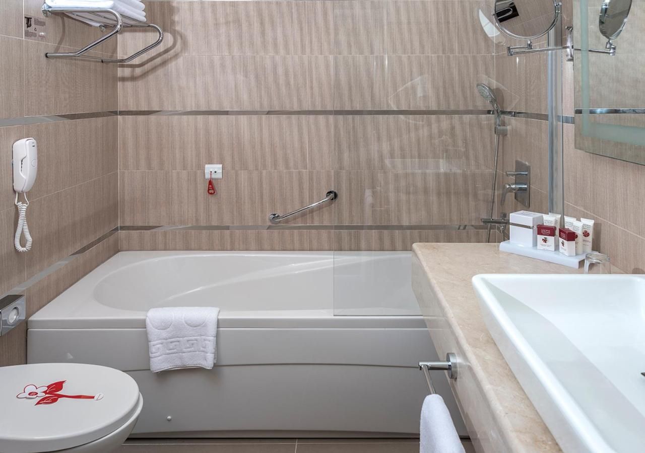 1 Double Bed, 2 Twin Beds, Deluxe Suite