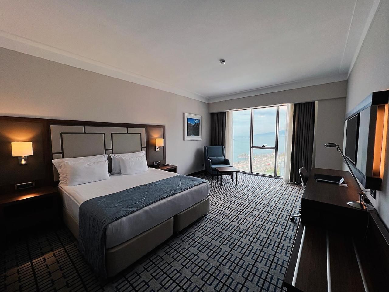 1 King Bed, City View