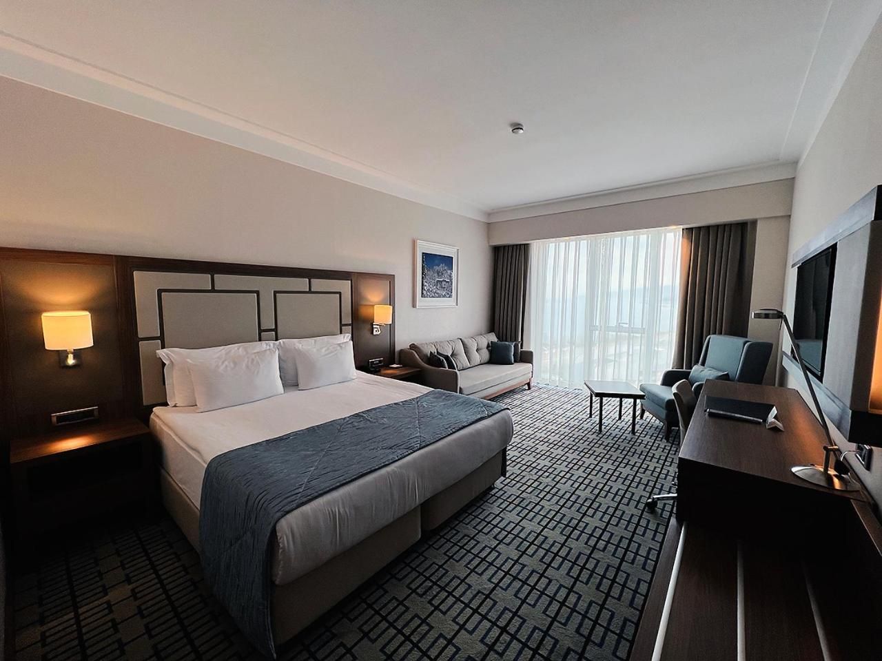2 Twin Beds, City View