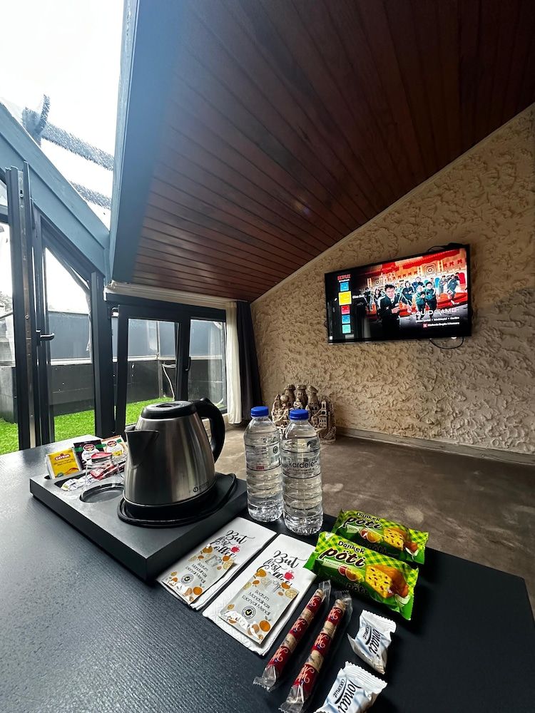 Mavilla Hotel Deluxe Room 8