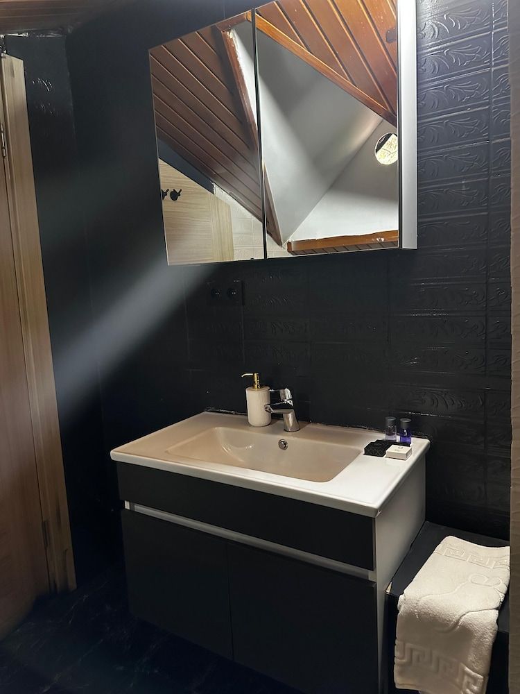 Mavilla Hotel Deluxe Room 7