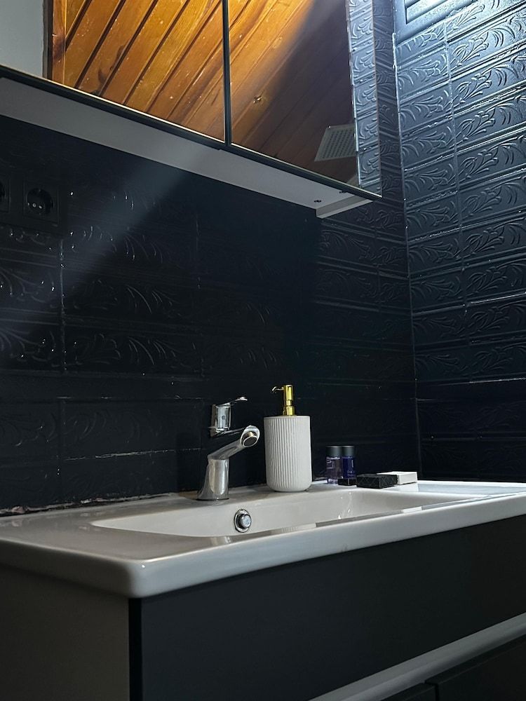 Mavilla Hotel Deluxe Room 6