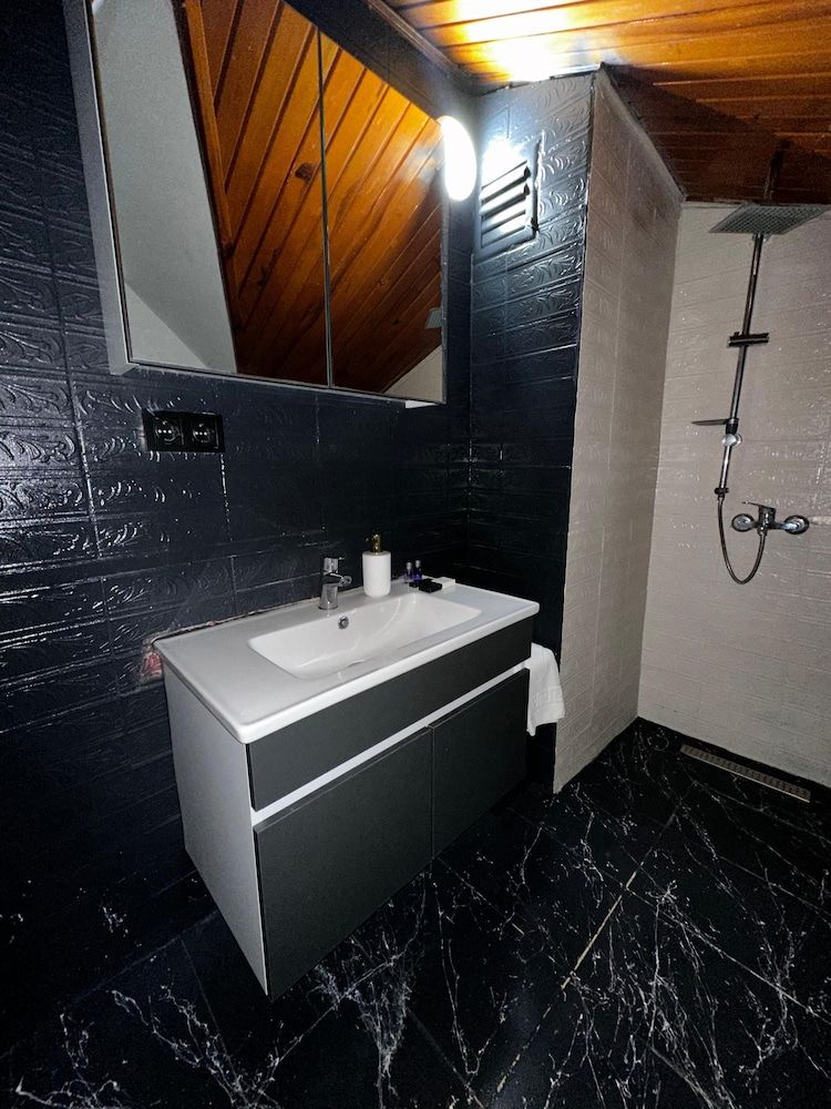 Mavilla Hotel Deluxe Room 5