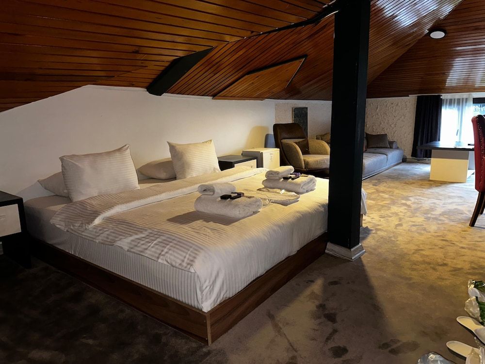 Mavilla Hotel Deluxe Room 2