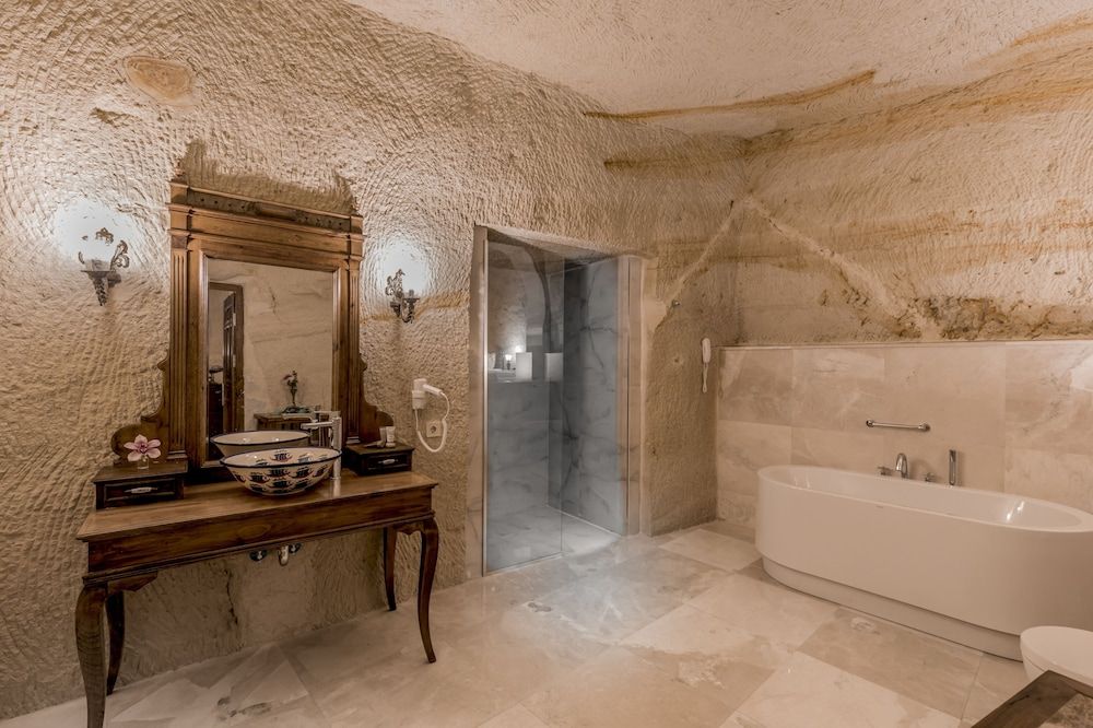 Hanedan Cappadocia Suites Pool Cave Room 2