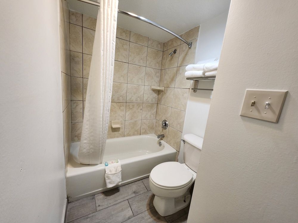 Clarion Inn Idaho Falls Riverfront Standard Room, 1 King Bed, Non Smoking (Desk) 4