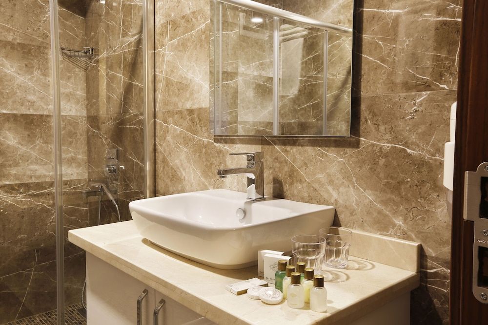 The White Orient Hotel Deluxe Double Room, City View 5