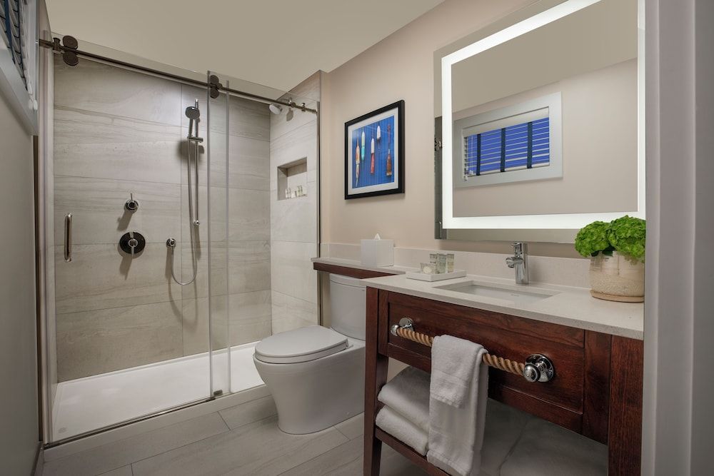 Hyannis Harbor Hotel Deluxe Room, 2 Queen Beds, Pool View 2