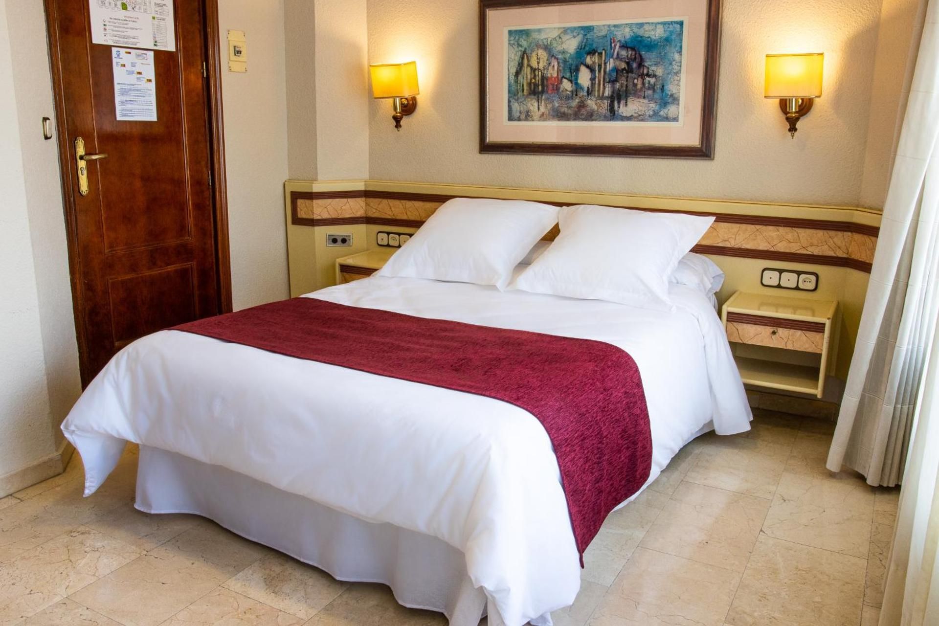 Reina Cristina Hotel Twin Room - Single Use