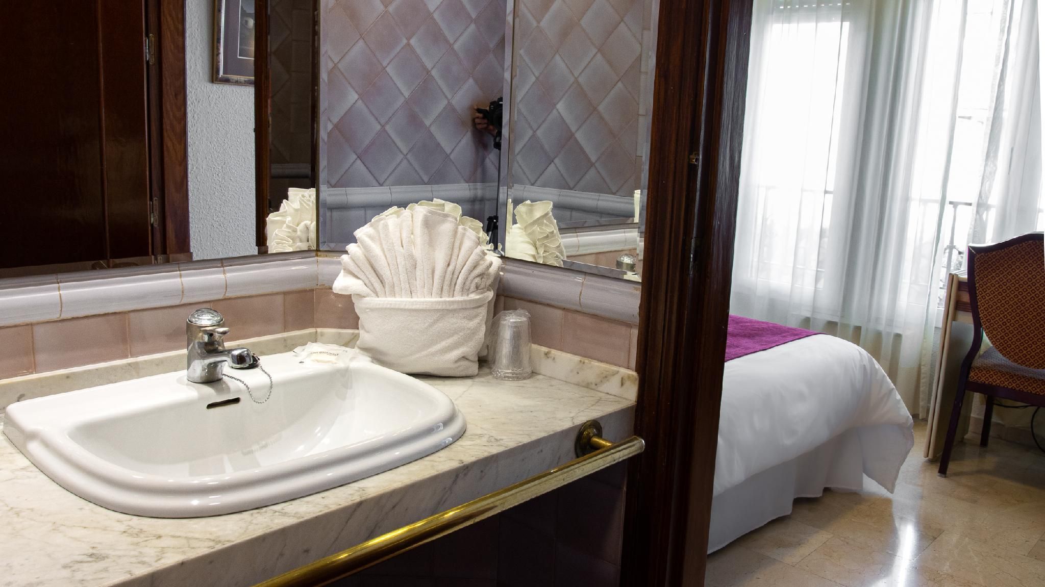 Reina Cristina Hotel Twin Room - Single Use 3