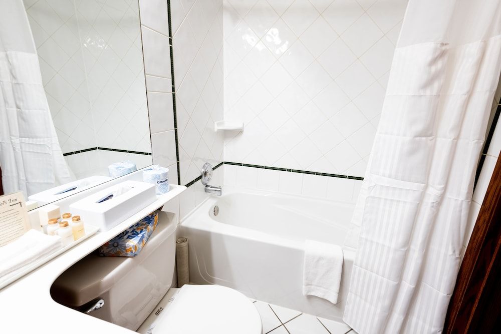 Whistler's Inn Standard Room, 2 Queen Beds 4