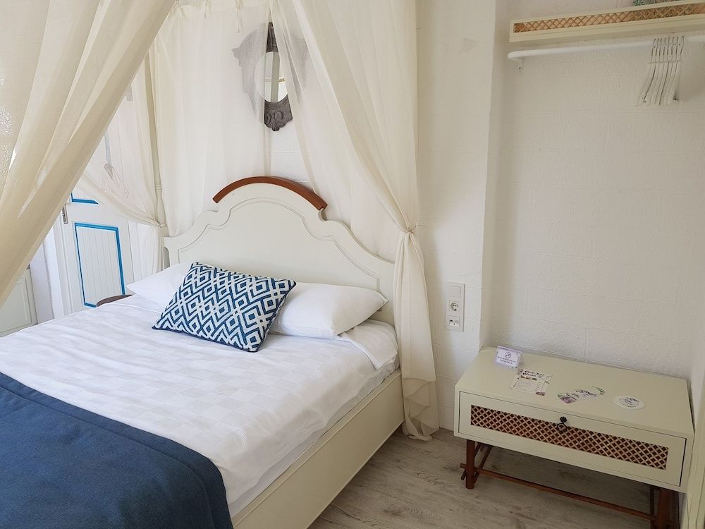 Signature Double Room, 1 Queen Bed with Sofa bed, Balcony, Pool View