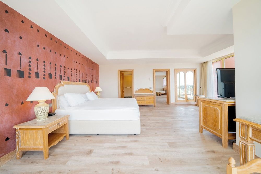Main Building Deluxe Suite Land View