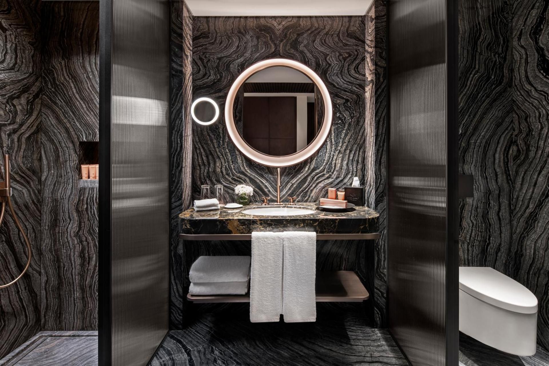 Glens Palas Istanbul Nisantasi King Bed 3