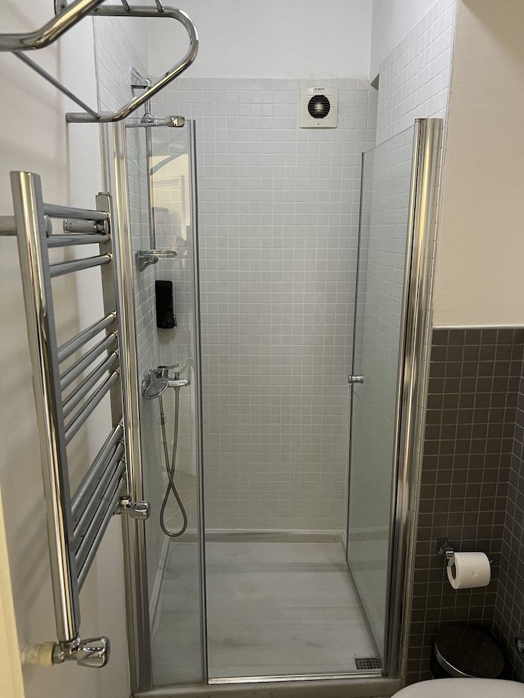 Neva Flats Standard Triple Room 8