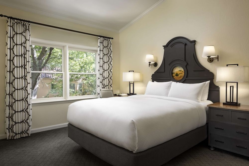 Suite, 1 King Bed, Hot Tub, Garden View (Jack London)
