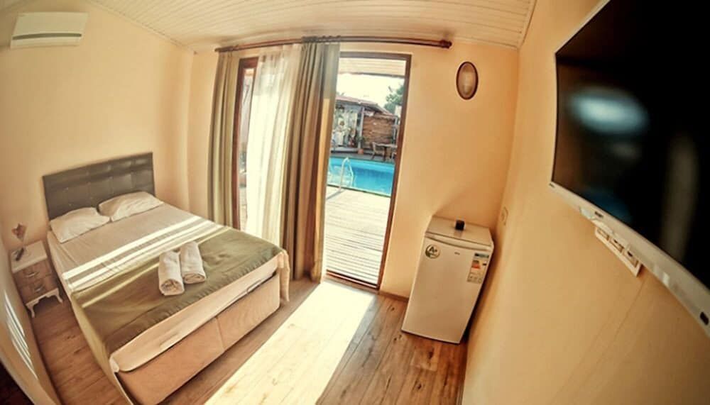 Basic Bungalow, Multiple Beds, Smoking
