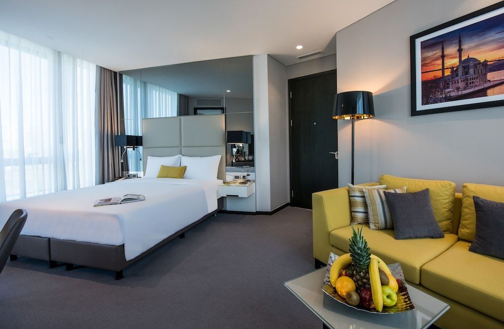 Centro Corner Suite