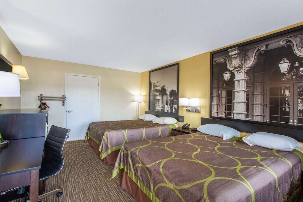 Suite, 2 Queen Beds, Microwave