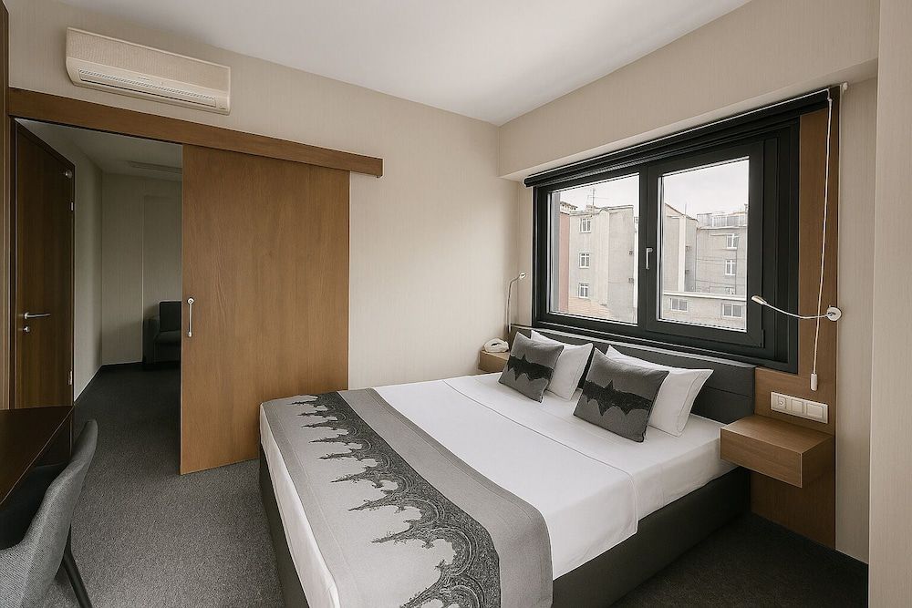 undefined Black Art Otel 3
