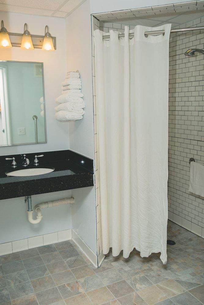 Harbor Town Inn Standard Room, 1 King Bed, Accessible 2