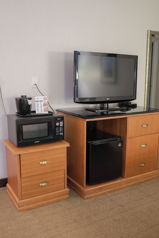 Harbor Town Inn Standard Room, 1 King Bed, Accessible 4