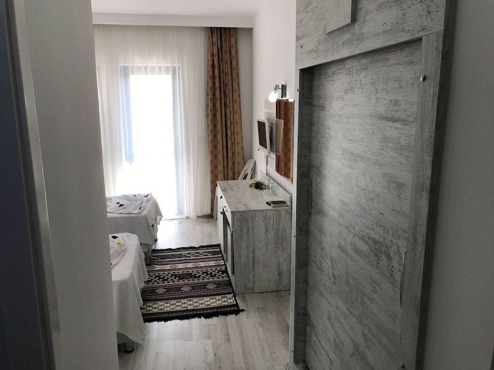 Aymes Hotel Standard Room 6