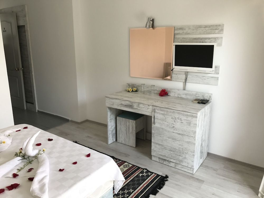 Aymes Hotel Standard Room 4