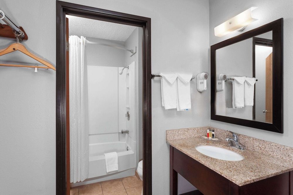 Suite, 1 Queen Bed, Non Smoking (Efficiency)