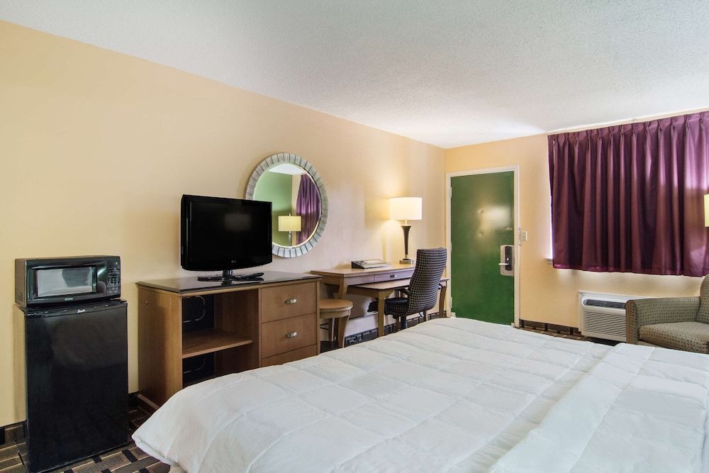 Americas Best Value Inn Darien Room, 1 King Bed, Accessible, Non Smoking 2