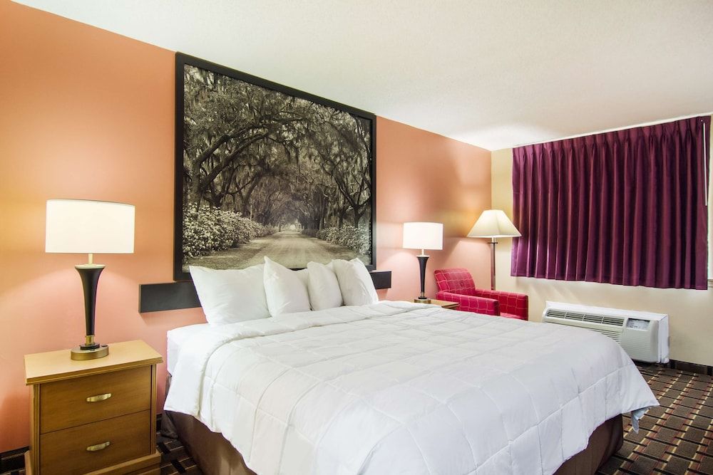 Americas Best Value Inn Darien Room, 1 King Bed, Smoking 3