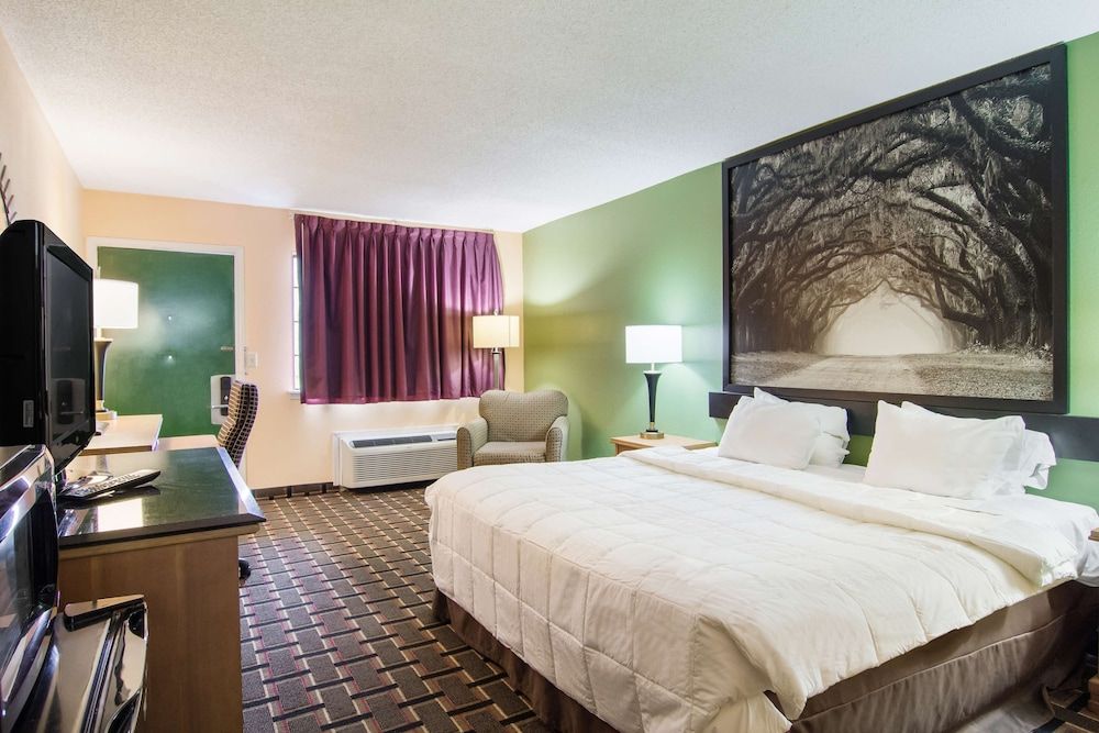Americas Best Value Inn Darien Room, 1 King Bed, Accessible, Non Smoking 3