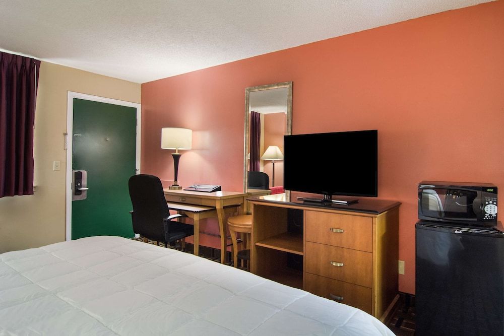 Americas Best Value Inn Darien Room, 1 King Bed, Smoking 5