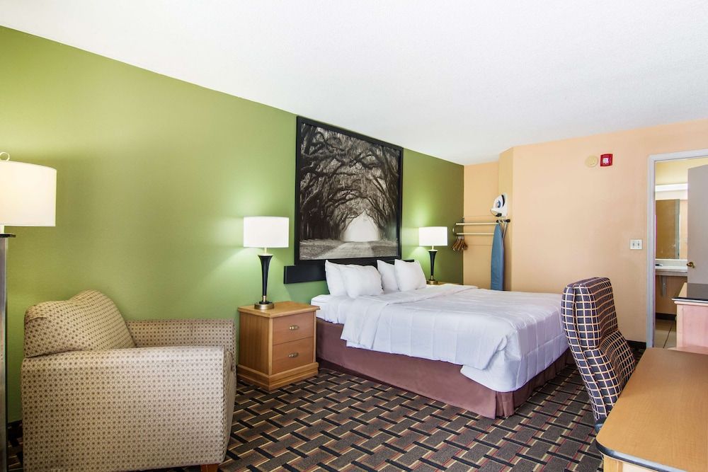 Americas Best Value Inn Darien Room, 1 King Bed, Accessible, Non Smoking 4