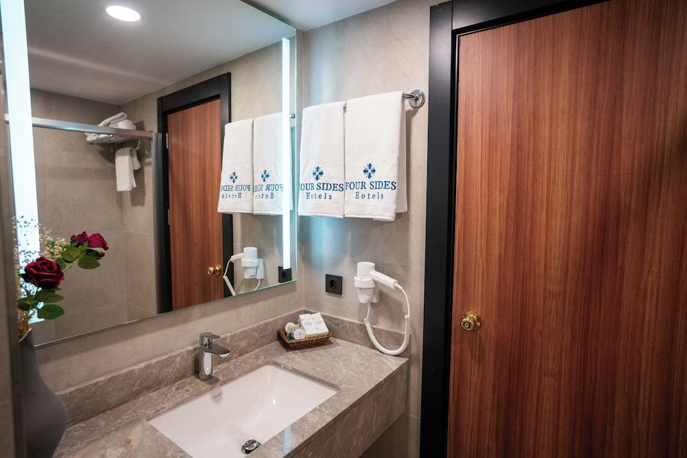 Lion Hotel Standard Double Room 4