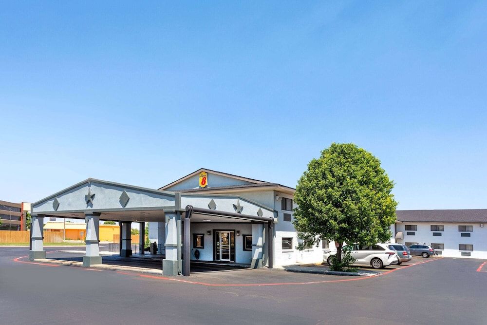 undefined Super 8 by Wyndham Amarillo Central TX 4