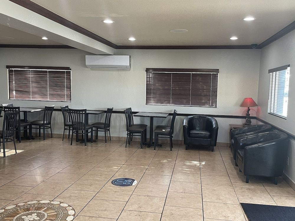 undefined Super 8 by Wyndham Amarillo Central TX 8